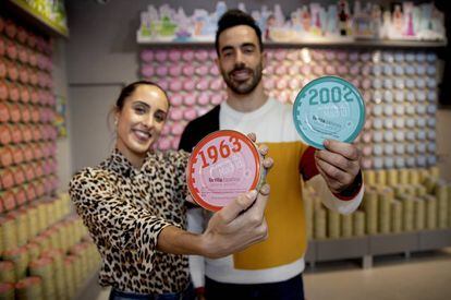 Guillermo y Patricia, en el establecimiento 'Memories of Madrid', en la plaza Mayor.