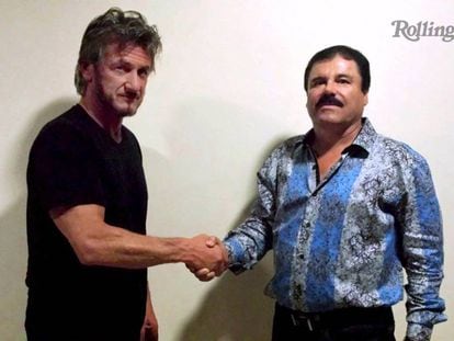 Sean Penn saluda a El Chapo durante la entrevista.