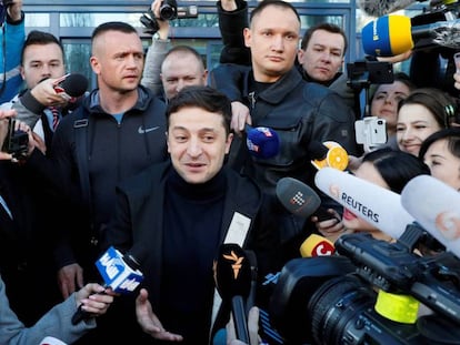 Volodymyr Zelenskiy tras hacerse una prueba de drogas y alcohol, el 5 de abril en Kiev. En vídeo, los anuncios en los que Poroshenko y él se retan a un debate.