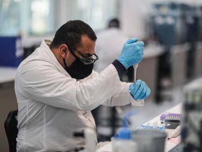 Trabajadores del laboratorio Abxience, escogido para producir una vacuna contra la covid-19 en Latinoamèrica.