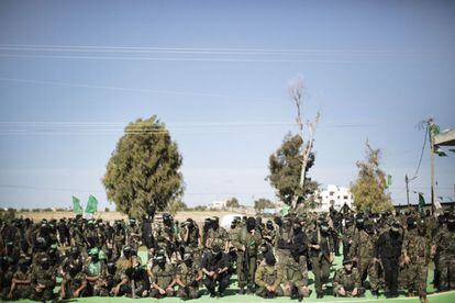 Militantes palestinos de las brigadas de Al Qassam, esperan la llegada del líder de Hamás, Jaled Meshal.