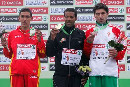 El pódium del europeo de cross con el español Ayad Lamdassem (2º), el belga Atelaw Bekele (1º) y el portugués José Rocha (3º).