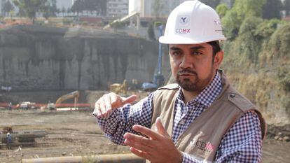 Edgar Tungüí Rodríguez, durante la supervisión de unas boras tras el sismo