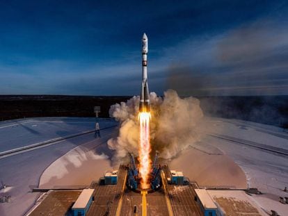 Momento del lanzamiento de la nave Soyuz en la que viajaba el satélite vigués.
