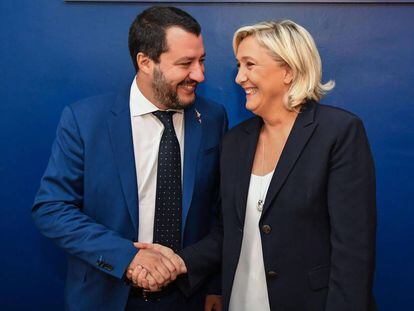 La ultraderechista francesa Marine Le Pen, con el ministro italiano del Interior, Matteo Salvini.