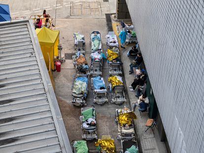 Pacientes con síntomas de covid en los alrededores de Centro Médico de Cáritas en Hong Kong, el 15 de febrero de 2022.