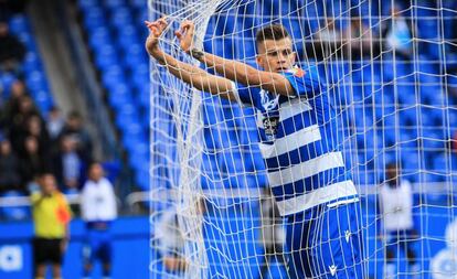 Samuele Longo, delantero del Deportivo, durante el partido que jugó contra el Málaga en Riazor.