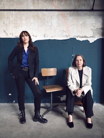 A la izquierda, Juana Macías (Madrid, 50 años), directora de cine y guionista. Su último film es 'Fuimos canciones', estrenado en Netflix. En 1999 ganó el Goya con el cortometraje 'Siete cafés por semana'. A pesar del galardón, pasaron 11 años hasta que rodó un largo: 'Planes para mañana'. Por su parte, la directora Cristina Andreu (Casablanca, Marruecos, 61 años) ejerce de presidenta de la Asociación de Mujeres Cineastas y de Medios Audiovisuales CIMA, desde donde impulsó la campaña #MásMujeres en los Goya de 2018. Entre 2013 y 2014 vivió en Palestina mientras dirigía el corto documental 'Bernarda Alba en Palestina'. Martínez lleva vestido de Hermès y pendientes de Grassy; Elena Lustres, vestido de Nina Ricci y pendientes de Grassy.