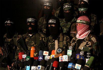 El portavoz de Hamás, Abu Obaida, habla con los medios rodeado de militantes de su grupos.
