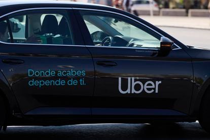 Un taxi de Uber en la zona de Atocha, en Madrid.