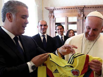 Duque entrega a Francisco una camiseta de la selección de Colombia este lunes en el Vaticano.