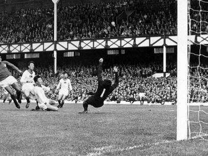 Eusebio marca uno de sus cuatro goles a Corea del Norte durante el Mundial de Inglaterra de 1966. 