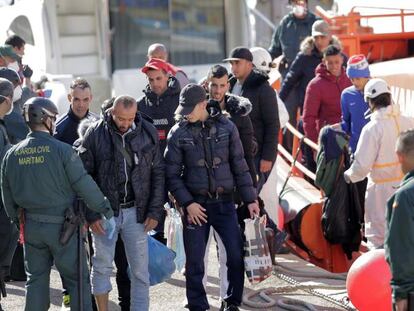 La Guardia civil custodia a un grupo de 11 inmigrantes llegado al puerto de Cartagena, el pasado mi&eacute;rcoles.