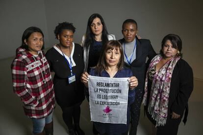 De izquierda a derecha Mules Paredes, Melanie Thompson, Amelia Tiganus, Graciela Collantes (con el cartel), Mickey Meji y Beatriz Rodríguez, supervivientes de trata.