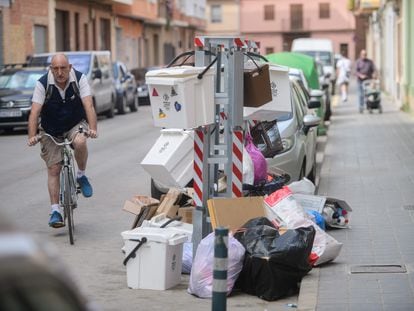 Bolsas de basura en las calles de Meliana (Valencia), en una imagen tomada el pasado lunes.