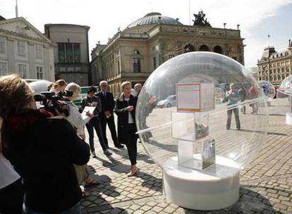 La plaza Kgs. Nytorv de Copenhague acoge decenas de grandes burbujas de plástico con los prototipos finalistas del concurso INDEX:.