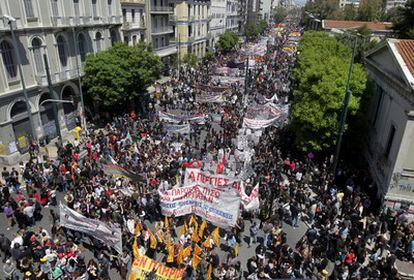 Imagen de la manifestación convocada en la tercer huelga general del año en Grecia en su recorrido hacia el Parlamento.