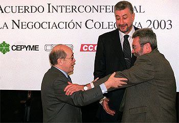 Cuevas, Fidalgo y Méndez (de izquierda a derecha), tras firmar ayer el acuerdo marco de convenios.