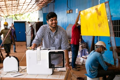 El nepalí Kuldeep Bandhu Aryal reside en Dacca, Blangladés. Allí se conectó con universidades que pudieron
ayudarlo con impresoras 3D. Movilizó recursos y en unas semanas estaba produciendo protectores faciales para su comunidad. En la foto, del 29 de agosto de 2021, está en el Centro de Producción BRAC Kuchubunia en Cox's Bazar, Bangladés.