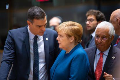 El presidente de España, Pedro Sánchez, habla con la canciller alemana, Angela Merkel, antes de un encuentro de líderes europeos, en octubre en Bruselas.