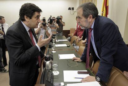 El presidente de la Comisión, Juan Barranco, charla con el portavoz del PP, José Ignacio Echániz.