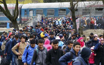 Un grupo de migrantes caminan hacia un campo de refugiados este martes en Sentilj (Eslovenia), en la frontera con Austria.