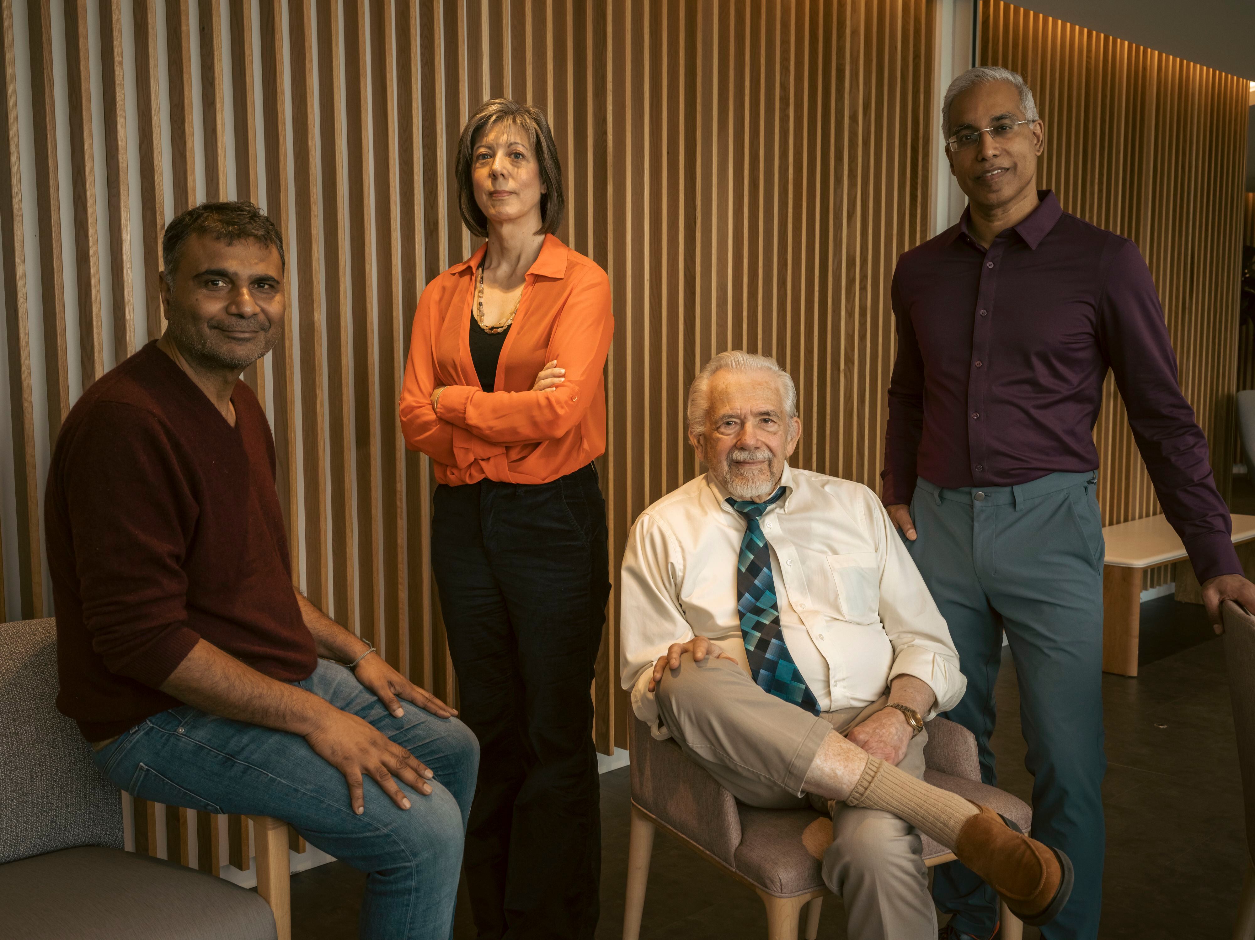 Parte del equipo de Sunstone Therapies, en Rockville: de izquierda a derecha, el oncólogo Manish Agrawal; Kim Roddy, directora de operaciones; el psicólogo Bill Richards, y el oncólogo Paul Thambi. 