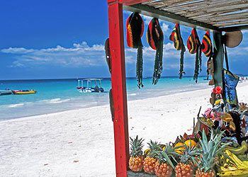 Chiringuito con frutas tropicales en Long Bay Beach, una de las playas más largas de Jamaica.