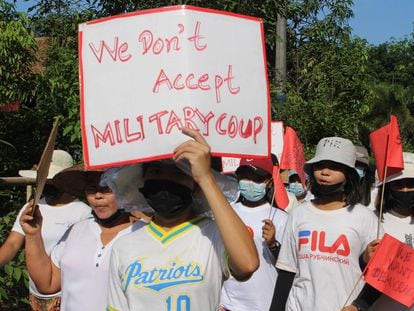 Manifestantes contra la junta militar este lunes en la ciudad birmana de Dawei