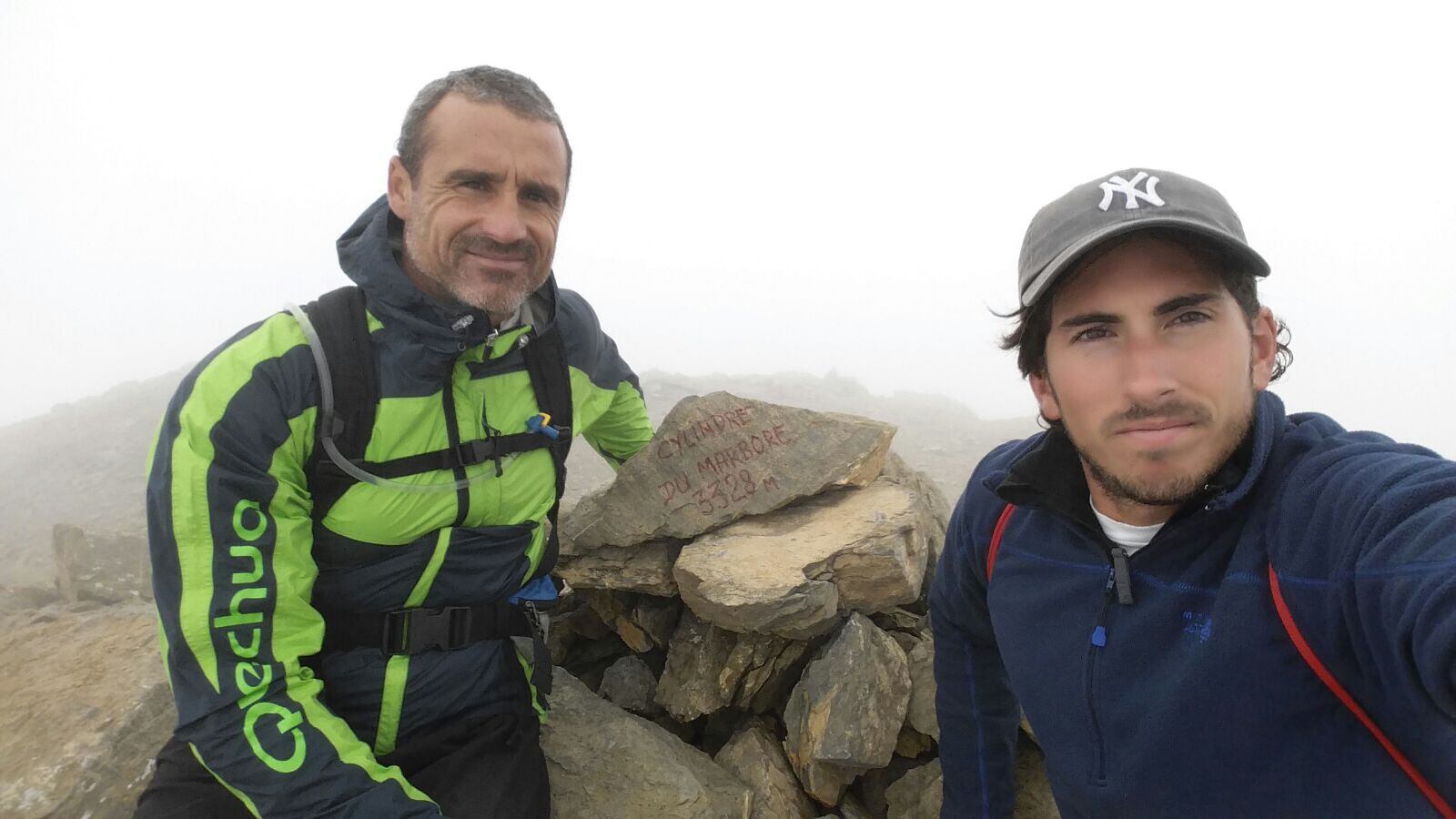 Nacho Sainz, a la derecha, y su amigo David en el Parque Nacional de Ordesa y Monte Perdido (Huesca).