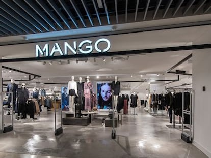 Entrada a una tienda de Mango.