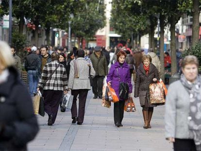Escena típica de paseantes por la calle Dato de Vitoria, muchos de ellos con bolsas de compra.