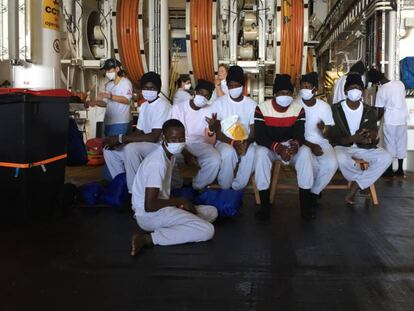 Migrantes en el interior del barco de MSF.