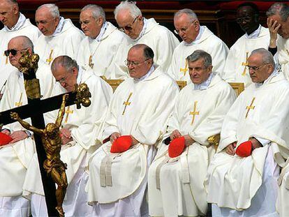 Cardenales que asistieron ayer al funeral en memoria de Karol Wojtyla, que se celebró en la plaza de San Pedro.