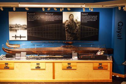 Kayak histórico y otros artefactos exhibidos en el Museo Alutiiq (Alaska), tras ser transferida su propiedad legal el año pasado por el Museo Peabody de Harvard.