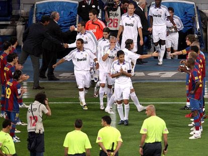 El pasillo del Barça al Madrid tras ganar la Liga en 2008.