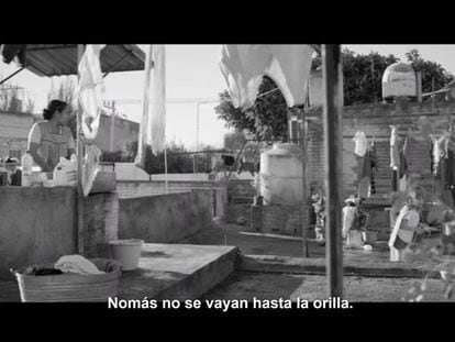 Una escena de la película 'Roma' con subtítulos en español latinoamericano.