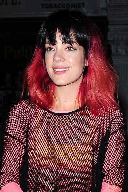 Lily Allen no tiene reparos en teñirse el pelo de rosa, ponerse mechas azules en el flequillo o combinar negro y rojo en el mismo peinado.