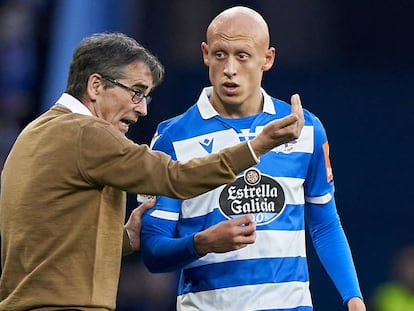 Fernando Vázquez le da instrucciones a Mollejo en un partido de Liga.