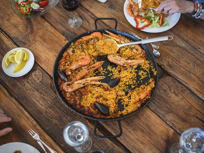 Kit paellero para celebrar reuniones familiares o con amigos en torno a una buena paella.