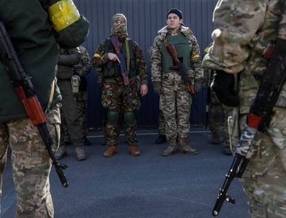 Nuevos miembros se unen a las fuerzas de defensa de Ucrania y reciben armas en Kiev