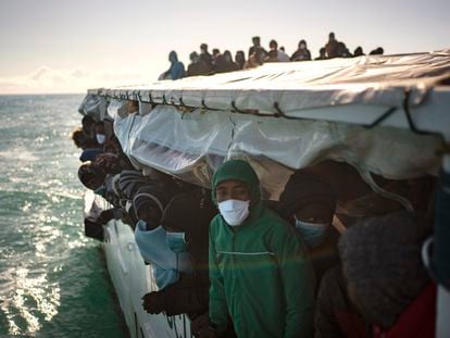 Un grupo de migrantes a bordo del 'Open Arms' mira hacia la costa el pasado lunes según se acercan a la costa de Sicilia.