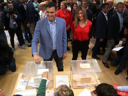 El presidente en funciones, Pedro Sanchez, vota junto a su esposa Begoña Gómez en Pozuelo de Alarcón (Madrid). En vídeo, Pedro Sánchez, el líder más madrugador en acercarse a las urnas.