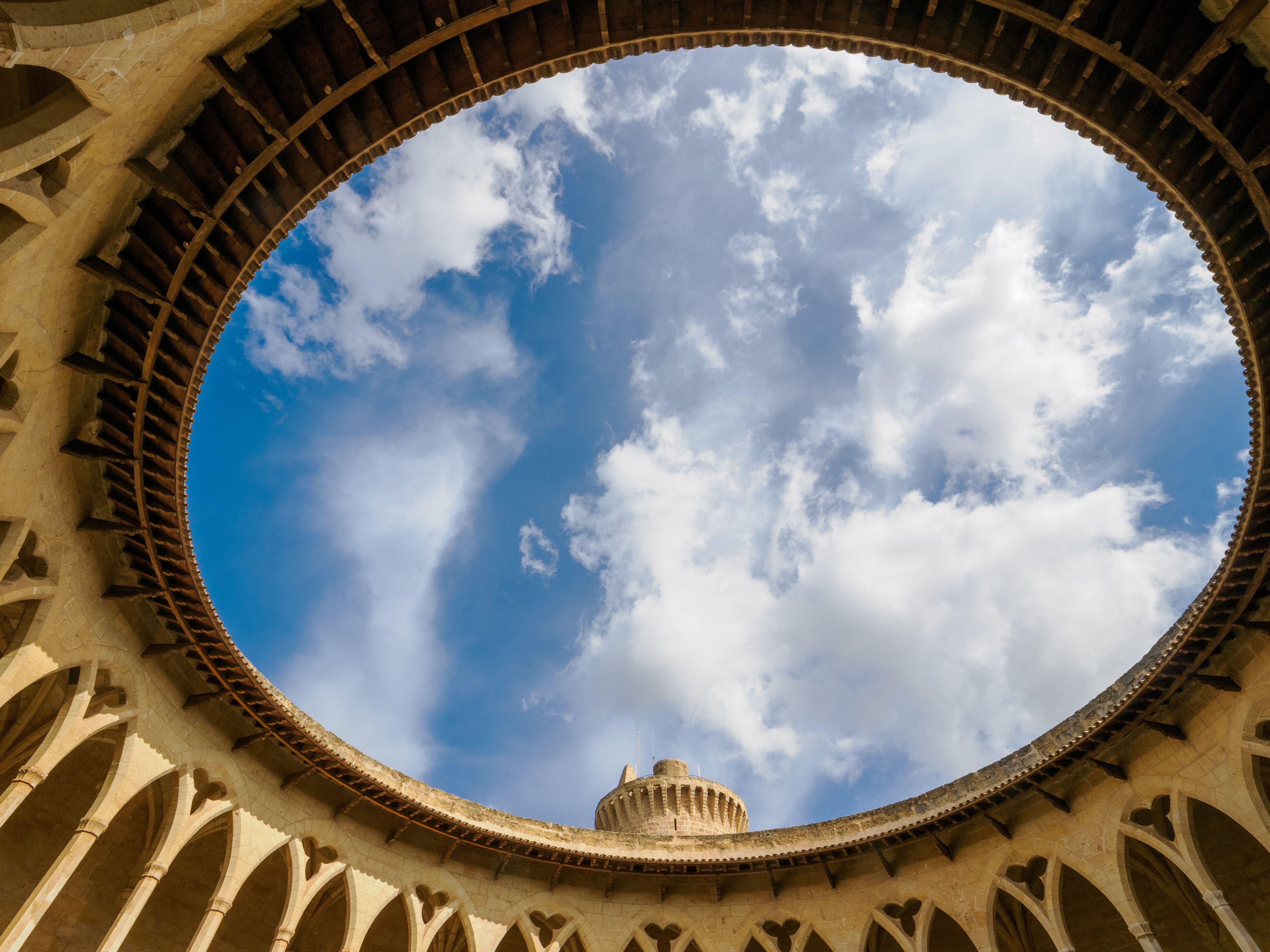 Arcada gótica en el patio central del castillo de Bellver, en Palma (Mallorca).