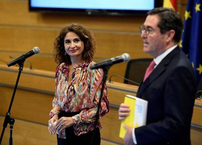  El presidente de la Confederación Española de Organizaciones Empresariales (CEOE), Antonio Garamendi (d), recibe a la ministra de Hacienda, María Jesús Montero.