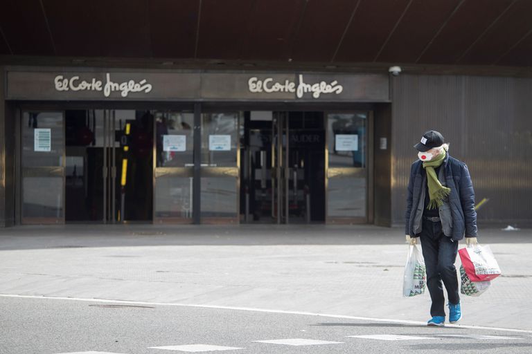 Un cliente sale del Supermercado de El Corte Inglés de la Plaza Cataluña de Barcelona.