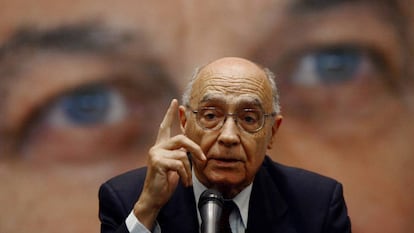 El escritor y premio Nobel de Literatura José Saramago, durante una intervención en la Feria del Libro de Guadalajara (México), en 2004.