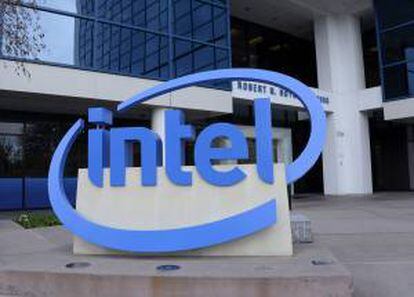Imagen de archivo del pasado 11 de enero de 2013 que muestra el logotipo de Intel en la sede de Santa Clara, California, Estados Unidos. EFE/Archivo