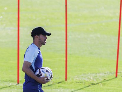 El entrenador argentino del Atlético de Madrid Diego Pablo Simeone, durante un entrenamiento en la Ciudad Deportiva Cívitas en Majadahonda.