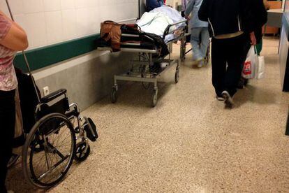 Camilla en los pasillos del hospital de Santiago